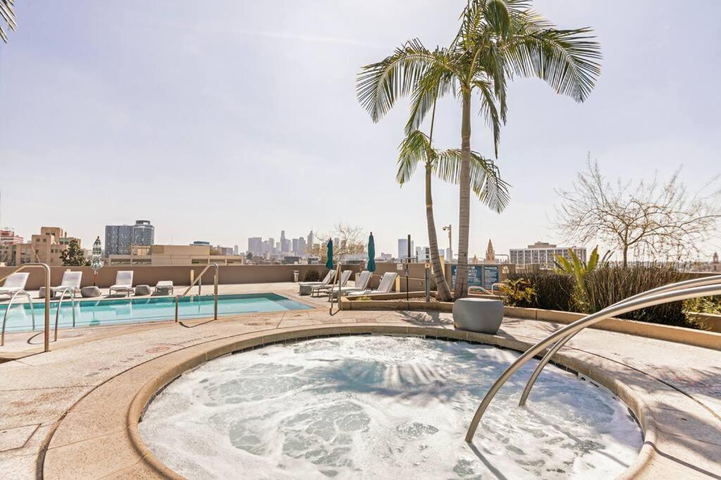 Gorgeous Luxury High Rise W/prvt Parking Apartment