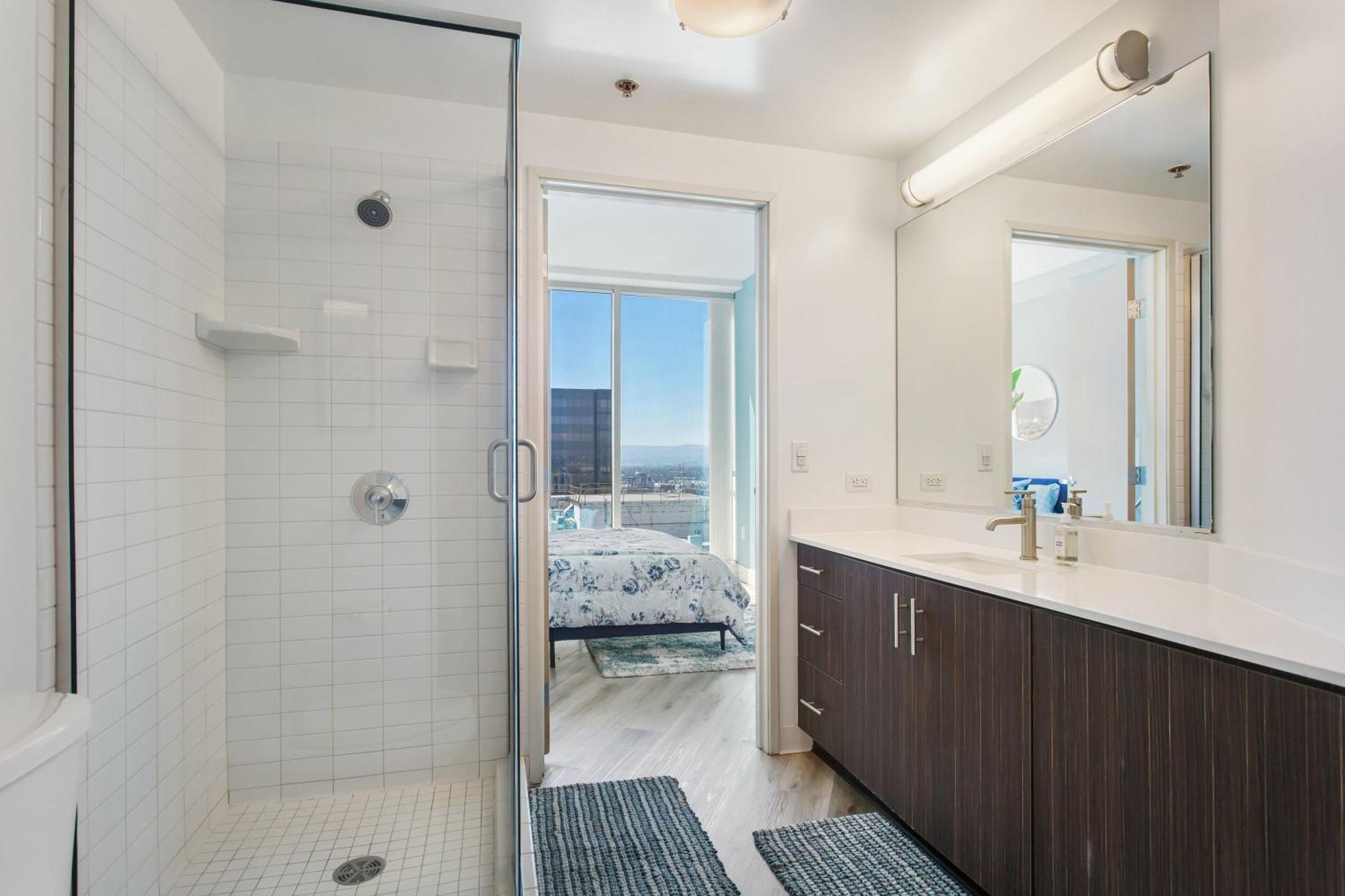 Gorgeous Luxury High Rise W/prvt Parking Appartement