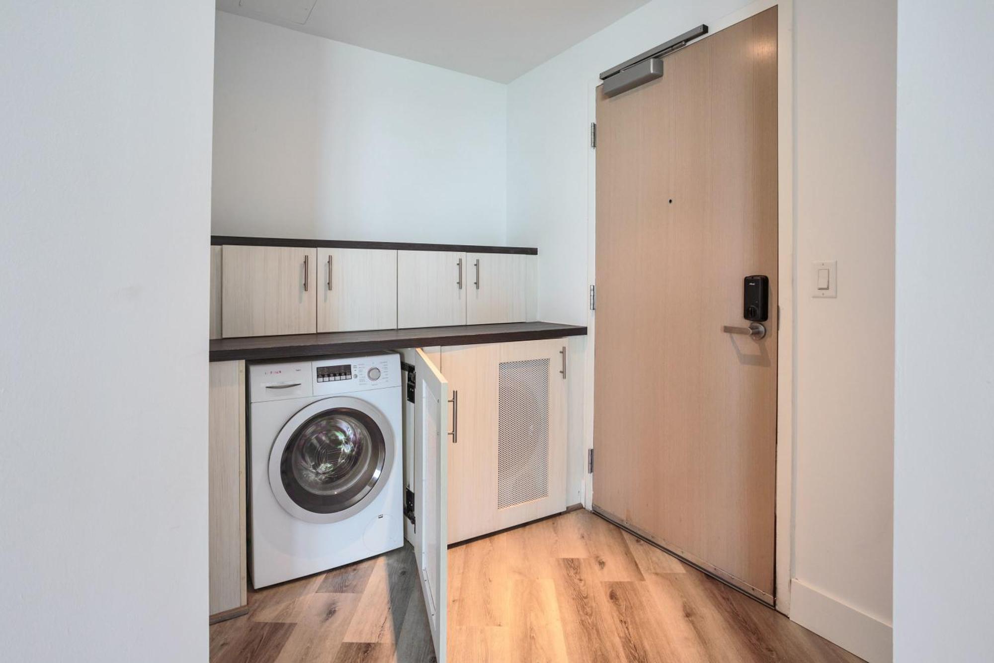 Gorgeous Luxury High Rise W/prvt Parking * Los Angeles