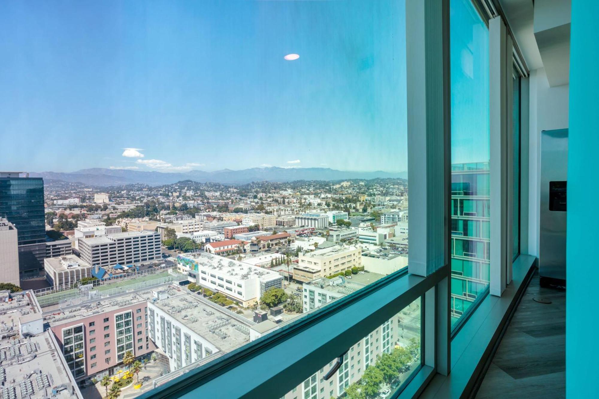Gorgeous Luxury High Rise W/prvt Parking Appartement