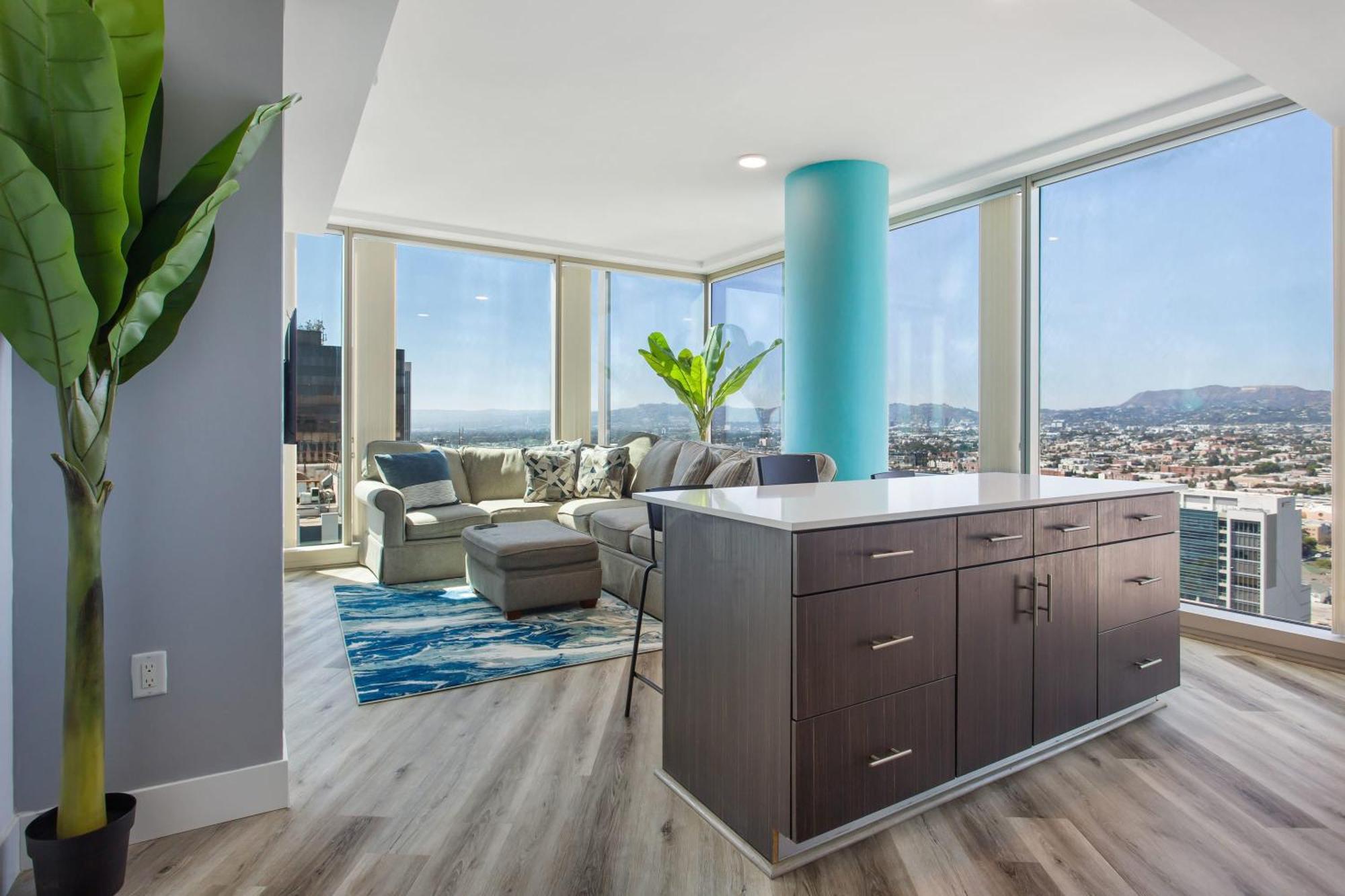 Gorgeous Luxury High Rise W/prvt Parking Appartement