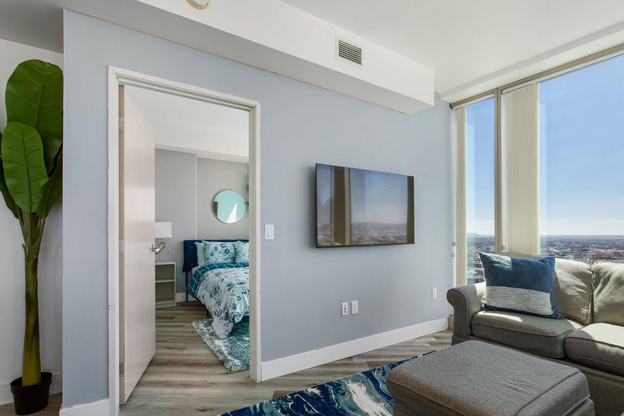 Gorgeous Luxury High Rise W/prvt Parking Appartement *